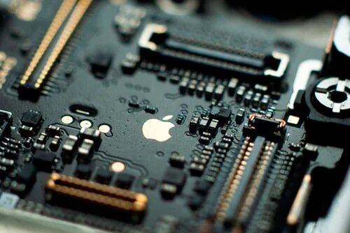 Reparacion de iphone tecnico arreglando telefono iphone abierto manos herramienta 2